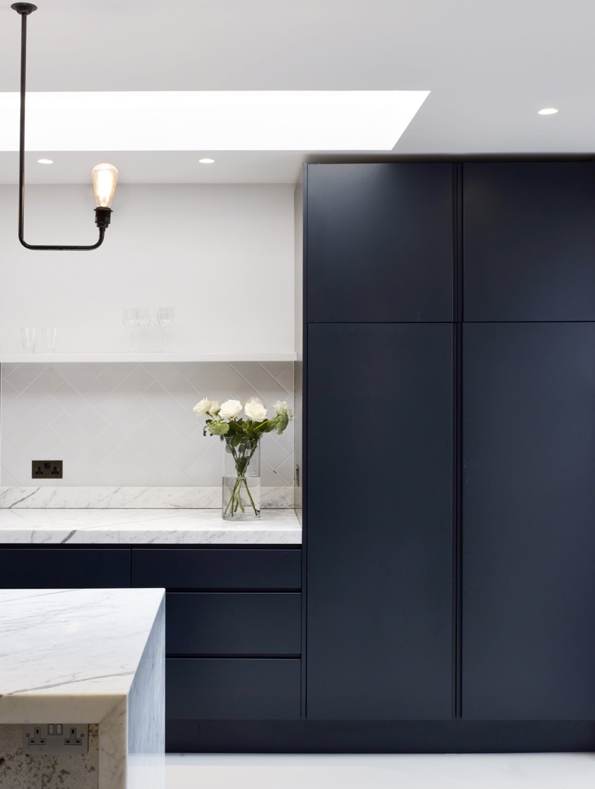 dark navy blue kitchen cabinets in modern kitchen