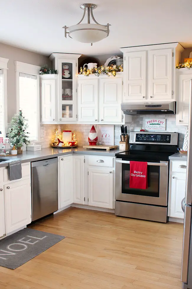 25 Kitchen Christmas Decor Ideas for 2022 - Pretty My Kitchen